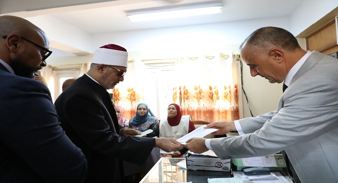 خلال إدلائه بصوته.. مفتى الجمهورية: المشاركة فى انتخابات مجلس الشيوخ واجب وطنى ومسؤولية شرعية