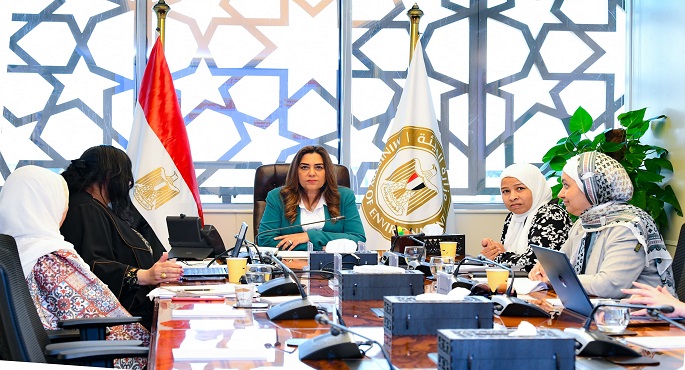 منال عوض تعقد اجتماعًا مع قطاع الإدارة البيئية لبحث منظومة تقييم الأثر البيئى للمشروعات