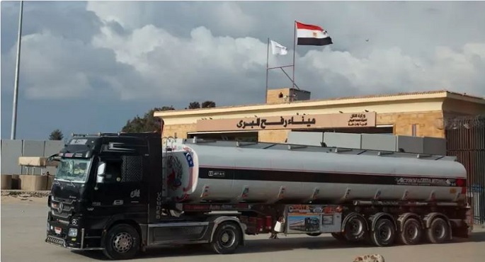 لأول مرة منذ 5 أشهر.. شاحنتا وقود تدخلان غزة من معبر رفح