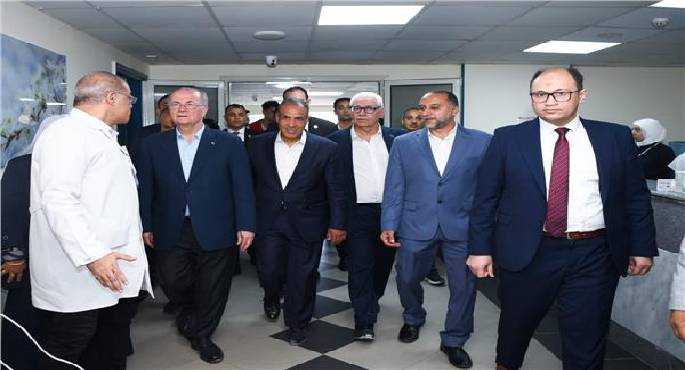 وزير الخارجية يرافق رئيس الوزراء الفلسطينى لزيارة الجرحى الفلسطينيين بمستشفى العريش العام