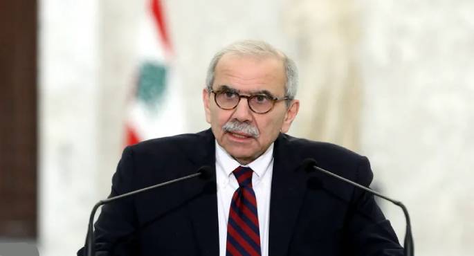 رئيس وزراء لبنان يرحب بخطوة بدء تسليم سلاح المخيمات