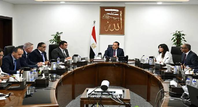 رئيس الوزراء يتابع الإجراءات والموقف التنفيذى لمشروعات تحلية مياه البحر
