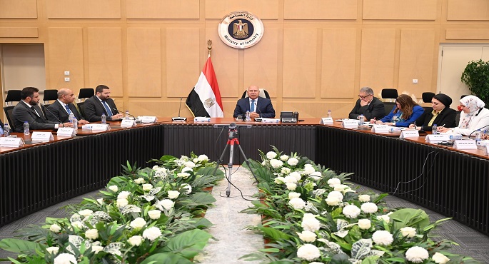 وزير الصناعة يبحث مع كبار مصنعى مكونات السيارات سبل توطين صناعة القطاع