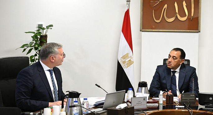 رئيس الوزراء ووزير البترول يستعرضان جهود تعزيز استدامة المنتجات البترولية وجذب الاستثمارات
