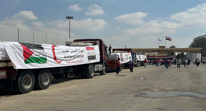 الهلال الأحمر المصرى يدفع 180 شاحنة تحمل نحو 4400 طن مساعدات عاجلة عبر قافلة “زاد العزة” الـ 20 إلى غزة
