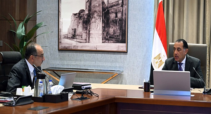 رئيس الوزراء يتابع مع وزير قطاع الأعمال العام الموقف التنفيذى لمشروع تطوير صناعة الغزل والنسيج