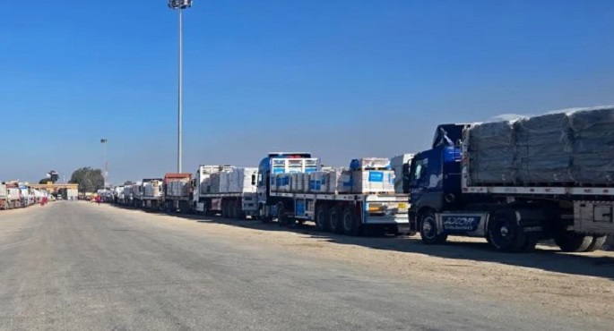 استئناف دخول المساعدات الإنسانية إلى الفلسطينيين بقطاع غزة