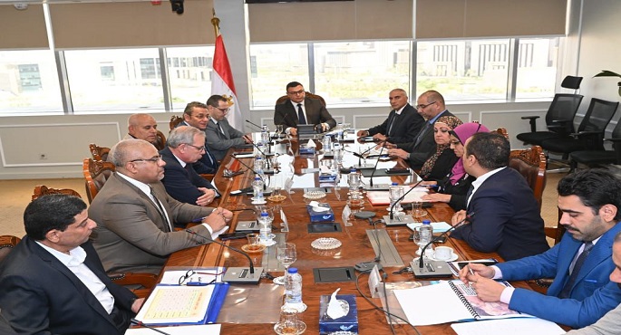 وزير الإسكان يتابع آليات طرح الأراضى والفرص الاستثمارية بالمدن الجديدة