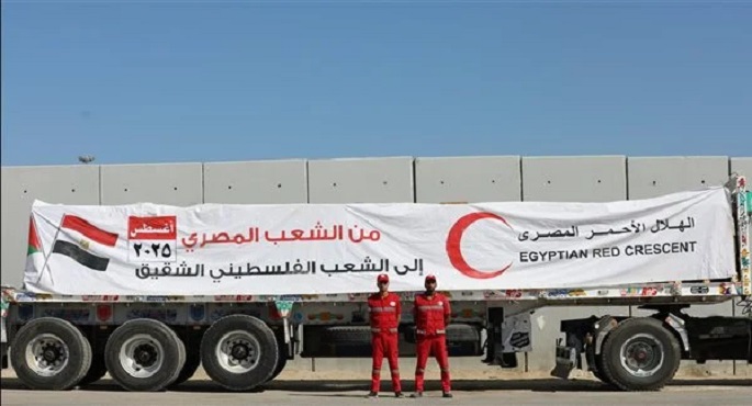الهلال الأحمر المصرى يدفع أكثر من 112 ألف سلة غذائية فى قافلة «زاد العزة» الـ 14 إلى غزة