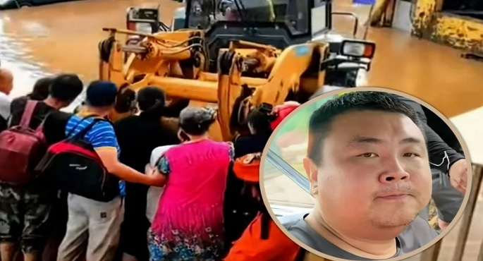 بطل الجرافة.. شاب صينى ينقذ أكثر من 100 شخص من الفيضانات بجرافته