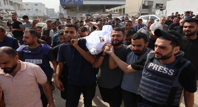 عقب اغتيال الصحفيين .. تصعيد عسكرى إسرائيلى فى غزة وسقوط شهداء جراء المجاعة وسوء التغذية وانتظار المساعدات