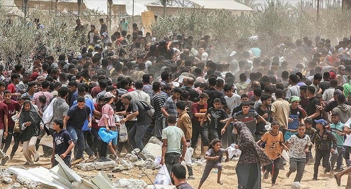 20 شهيدًا فلسطينيًا جراء انقلاب شاحنة مساعدات وسط قطاع غزة
