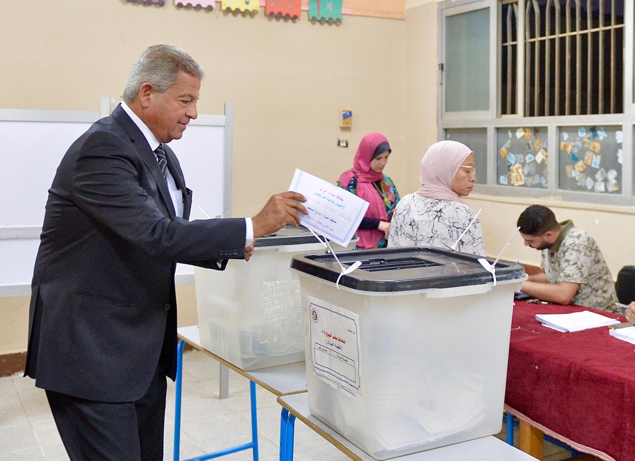 رئيس “الأعلى للإعلام” يصوت فى انتخابات الشيوخ .. ويؤكد: المشاركة واجب وحق