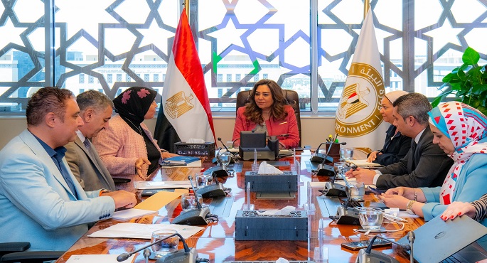 وزيرة التنمية المحلية تستعرض الموازنة العامة لوزارة البيئة وجهود صندوق حماية البيئة
