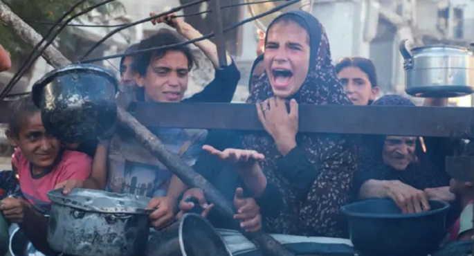 لوموند: ماذا تريد إسرائيل إخفاءه بفرض التعتيم على غزة؟
