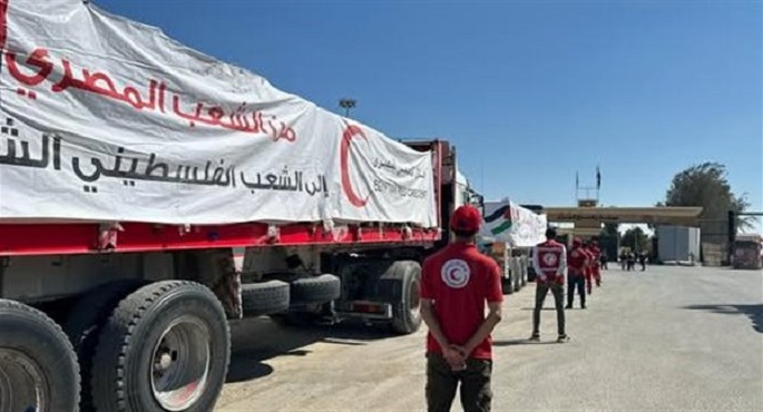 قافلة المساعدات الإنسانية الـ24 تدخل إلى الفلسطينيين بقطاع غزة