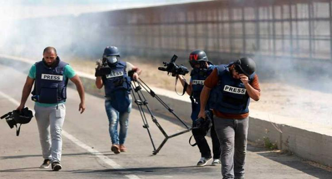 الاحتلال يعتدى على صحفيين ويتسبب في اندلاع حريق شمال القدس