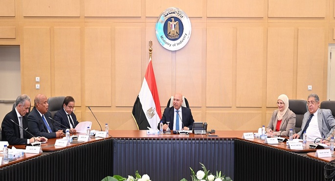الوزير يبحث مع مصنّعى الحديد وشركات السيارات آليات توطين صناعة صاج السيارات