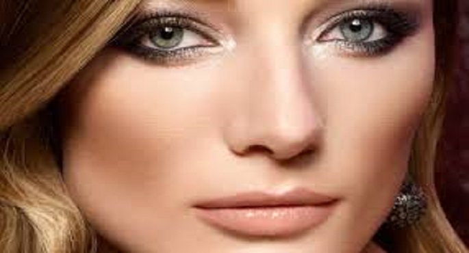عندك مناسبة قريب.. أفكار متنوعة لمكياج يناسب الفستان الأسود