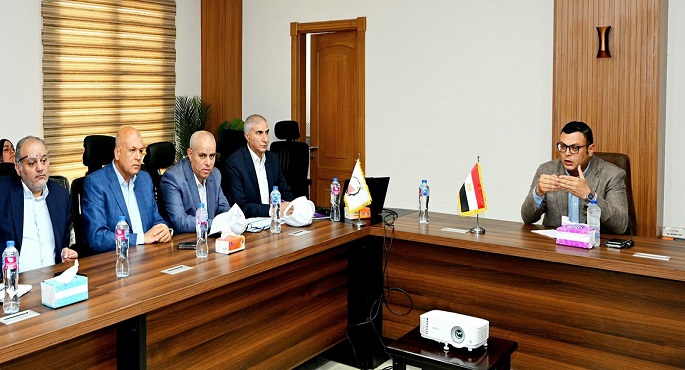خلال جولته التفقدية.. وزير الإسكان يتابع ملف تقنين الأراضى بمدينتى العبور الجديدة والشروق