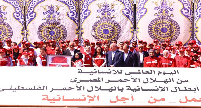 وزير الخارجية ورئيس وزراء فلسطين يتفقدان المركز اللوجيستى للهلال الأحمر المصرى