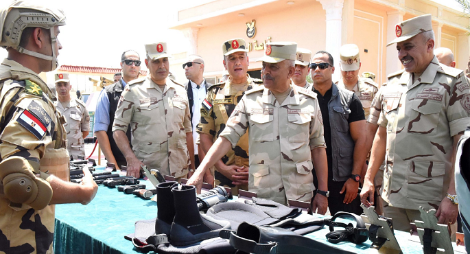 بالفيديو.. وزير الدفاع يلتقى بعدد من مقاتلى القوات الخاصة من المظلات والصاعقة