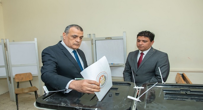 وزير الدولة للإنتاج الحربى يُدلى بصوته فى انتخابات مجلس الشيوخ