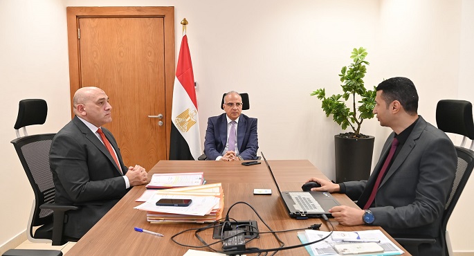 وزير الرى يبحث استخدام الأقمار الصناعية والتقنيات الحديثة لرصد ومتابعة ورد النيل