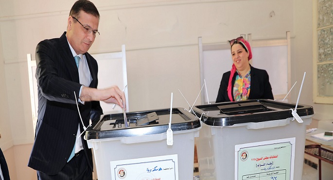 وزير الزراعة يُدلي بصوته فى انتخابات مجلس الشيوخ بمقر لجنته الانتخابية بالإسكندرية