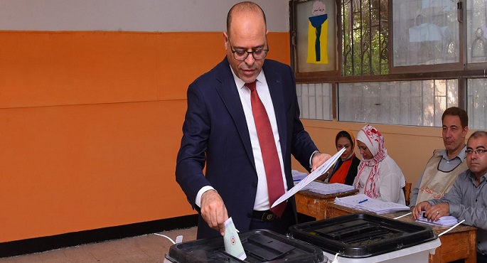 وزير العمل يُدلى بصوته فى انتخابات مجلس الشيوخ