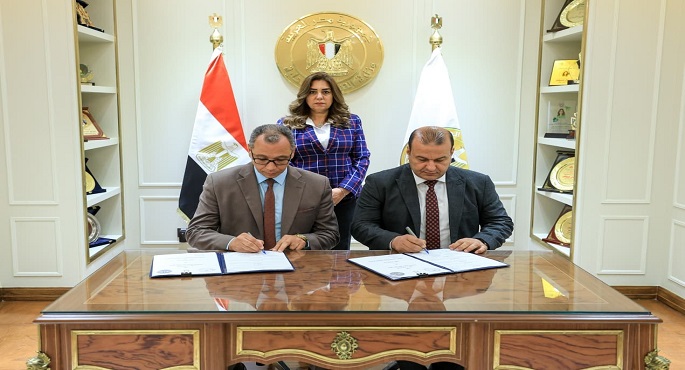 وزيرة التنمية المحلية تشهد مراسم توقيع عقد توريد مجزرين متنقلين لذبح الماشية فى المناطق النائية والحدودية