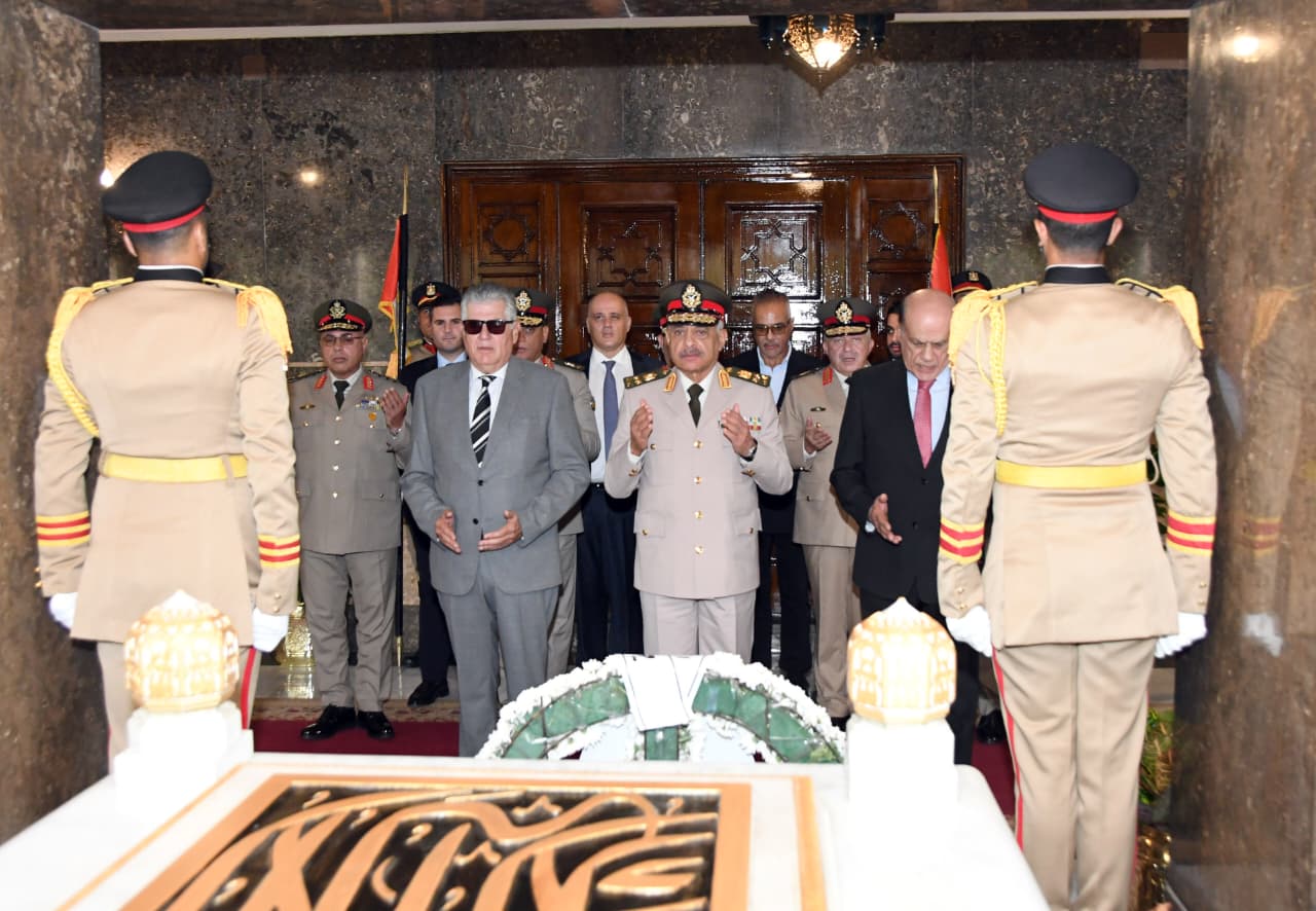 الرئيس السيسى ينيب وزير الدفاع لوضع إكليل من الزهور على قبر الزعيم الراحل جمال عبد الناصر
