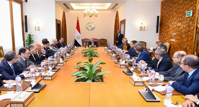 وزير الخارجية يجتمع مع قيادات الوزارة لمتابعة تطوير العمل والأداء المؤسسى