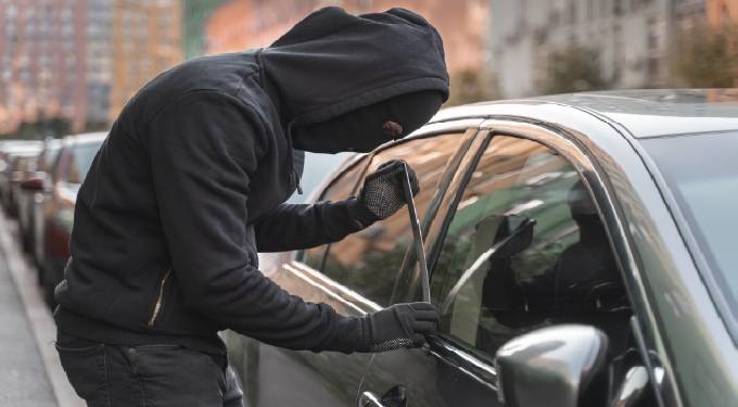 لص يرفع دعوى قضائية على شخص بعد فشله فى سرقة سيارته بكندا