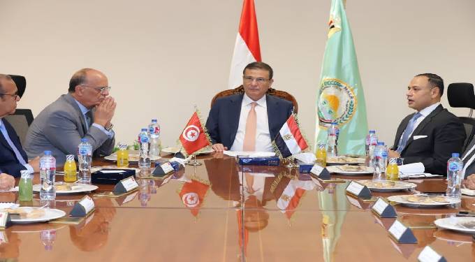 وزير الزراعة يبحث مع وفد تونسى رفيع المستوى تعزيز الاستثمارات المشتركة