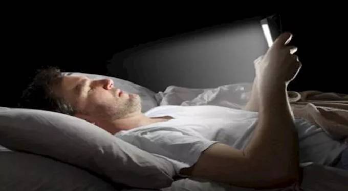تصفح الموبايل ليلاً يسبب تغيرات هرمونية وصعوبة فى النوم