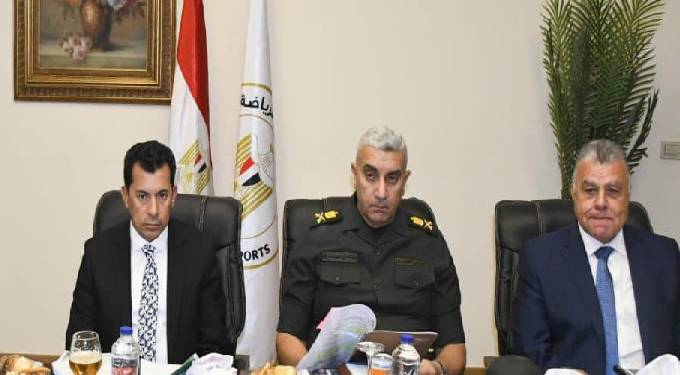 وزير الشباب يبحث الفرص الاستثمارية وتطوير الأداء المالى والإدارى لاستاد القاهرة