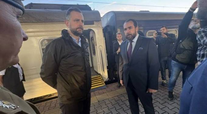 وزير الدفاع البولندى يصل إلى كييف