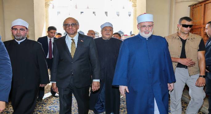 رئيس سنغافورة وقرينته يزوران الجامع الأزهر ويستمعان إلى شرح مفصل حول أبرز معالمه التاريخية