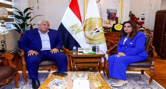 وزيرة التنمية المحلية تبحث مع محافظ الوادى الجديد الموقف التنفيذى للمشروعات التنموية والخدمية