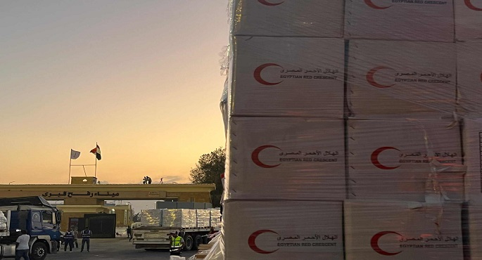 الهلال الأحمر: قافلة “زاد العزة” الـ33 تحمل 2800 طن مساعدات إغاثية عاجلة للفلسطينيين بغزة