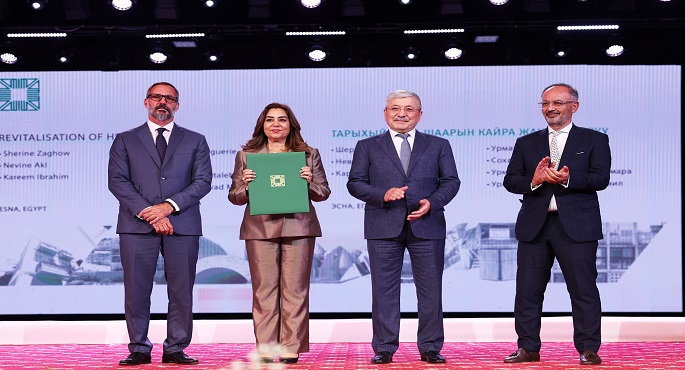 وزيرة التنمية المحلية ومحافظ الأقصر يتسلمان جائزة الآغا خان العالمية للعمارة