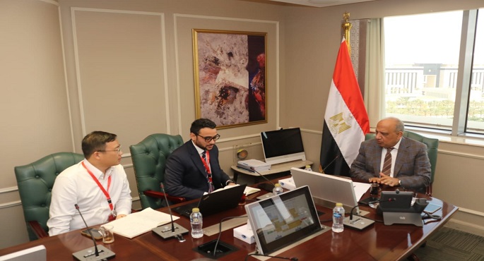 وزير الكهرباء يبحث تطورات تصنيع بطاريات تخزين الطاقة المتجددة فى مصر