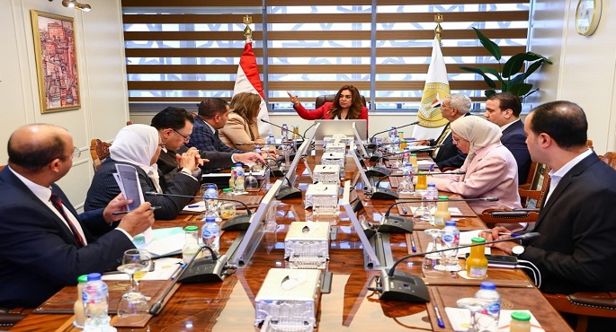 وزيرة التنمية المحلية تبحث سبل الاستفادة من الخدمات التمويلية والمنتجات التأمينية بالمحافظات