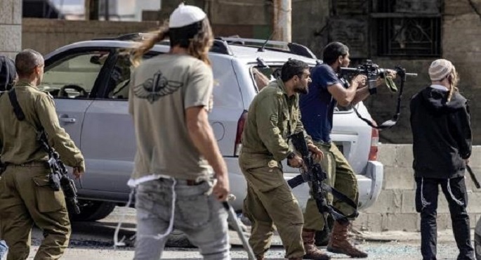 إصابة ثلاثة فلسطينيين فى هجوم لعشرات المستوطنين الإسرائيليين على سكان قرية جنوب الخليل