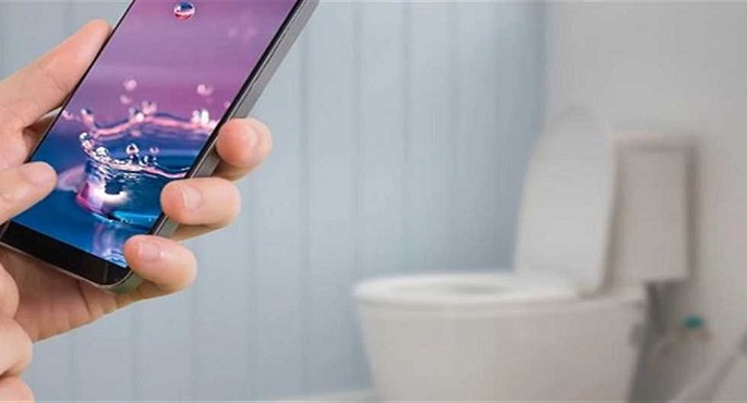 دراسة تحذر من استخدام الهاتف الذكى فى المرحاض