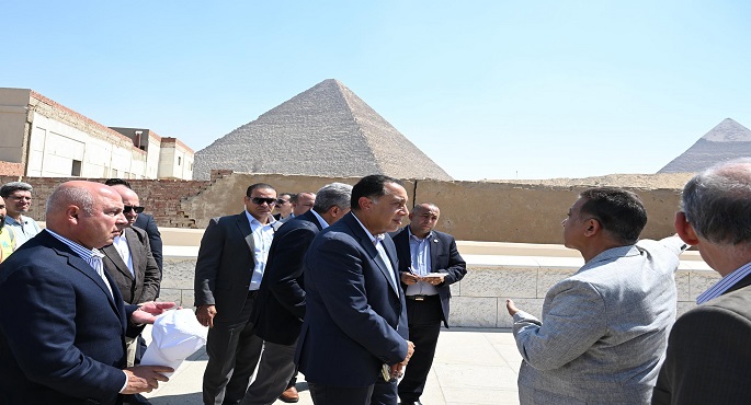بالصور ..رئيس الوزراء يتفقد “الممشى السياحى” ضمن الاستعداد لافتتاح المتحف المصرى الكبير