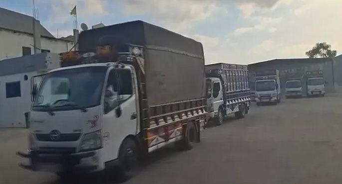 الجيش اللبنانى يتسلم 8 شاحنات من أسلحة المخيمات الفلسطينية