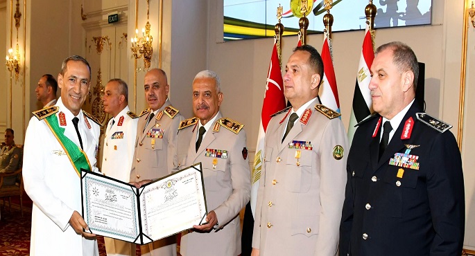 بالصور .. وزير الدفاع يكرم القادة الذين أوفوا العطاء بالقوات المسلحة
