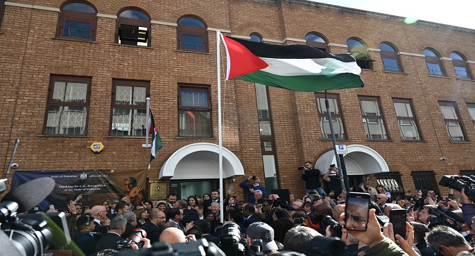 بالفيديو .. لحظة تاريخية .. رفع علم فلسطين على مبنى السفارة فى لندن